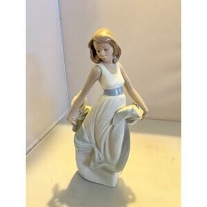 Nao Girl Figurine #1343 by Lladro WALKING ON AIR ~ 10 1/4"